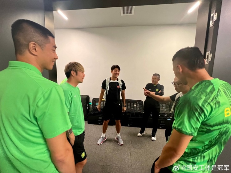 蓉城助教河大成賽前到國安更衣室，與張稀哲等昔日隊友敘舊