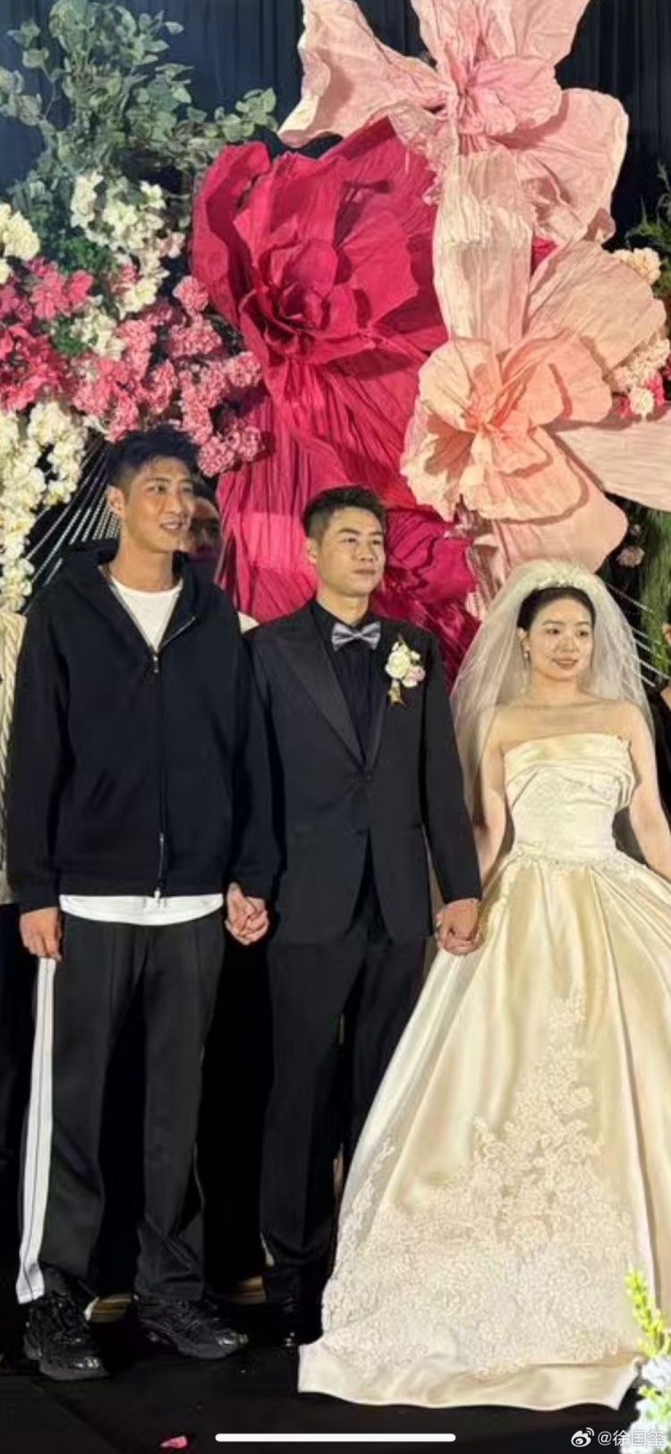 哥倆好！楊帆舉行婚禮，合影時(shí)不忘牽起前隊友邱添一的手
